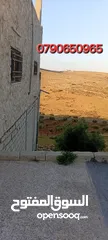  4 ارض للبيع في منطقه رجم الشوك مساحة الارض 3 دنوم و700 متر قوشان مستقل يوجد فيها بيت طابقين جاهز للسكن