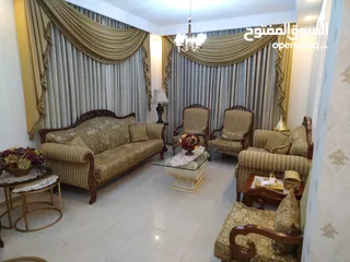  7 بيع  طقم ضيوف عشره مقاعد مكون من ثلاثيه ومجوزتين وثلاث مفارد استعمال قليل.مع برادي عدد2 عرض 290