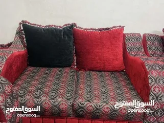  2 كنب تفصيل تقيل  للبيع باللون الخمري و الاسود و تسع مقاعد