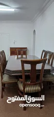  1 طاولة سفرة 8 مقاعد...حالة ممتازة استعمال خفيف جدا  لونها بني خشب زان اصلي  السعرررر قابل للتفاوض