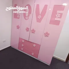  3 غرفة نوم بنات بحالة جيدة تختين مفردات وخزانة ومكتب مع جوارير ورفوف ومراية وكرسي دوار