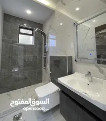  8 ثالث مع روف بتشطيب مميز واطلاله في ضاحية الرشيد