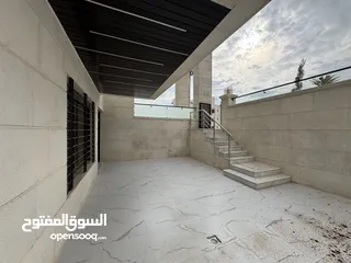  9 شقه شبه ارضي مميزة مساحة 240م مع تراس 200م بسعر مميز (مشروع 112)