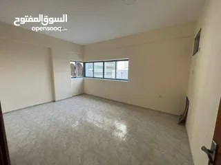  3 ( محمود سعد )  للايجار السنوي في الشارقة شقة غرفتين وصالة مع بلكونة اطلالة بحرية مع خزائن في الحائط