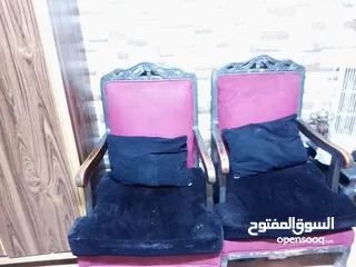  5 طقم كنب 7 مقاعد  للبيع مع البرادي و 3 طاولات ...................................
