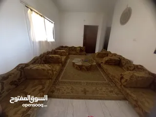  1 جلسة عربية بحالة جيدة جدا مع مراكي وطاولات