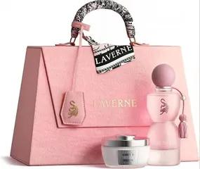  2 بكج جورجينا الفخم LAVERNE SENSE لمسة فخامة بأنوثة ناعمة المحتويات عطر وكريم ترطيب وعبوة حقيبة وردية
