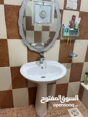  3 Wash basin with mirror