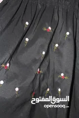  3 فستان نسائي قصير بقصة واسعة على الخصر، بلون أسود سادة، ومطرز بالورود