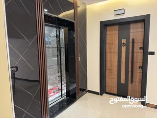  8 شقة طابق اخير مع رووف بمساحة داخلية 230م في طريق المطار - البنيات