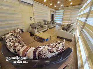  28 شقة ارضية بحي الصحابة مميزة بمساحة 180 داخلي و 40 متر ترس  مغلق بقرميد و شبابيك دبل جلاس