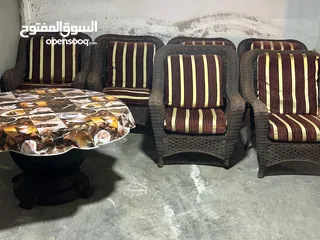  2 طاوله خارجيه كبيره مع كراسي للبيع بسعر مغري