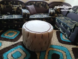  10 طاولة دائرية لون بيج، بحالة ممتازة  قطر: 77 سم المحيط: 2.60 سم.