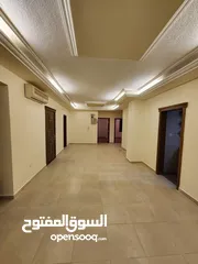  2 شقه طابقيه لها مدخلين وغرفه علي السطح