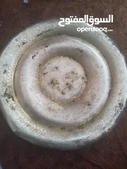 1 صحن كبير نحاس قديم  لذا حدا بيعرف شو حضارته وتاريخه وكم سعره يكتب هون