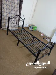  1 سرير  معدني   قابل  للفك  والتركيب