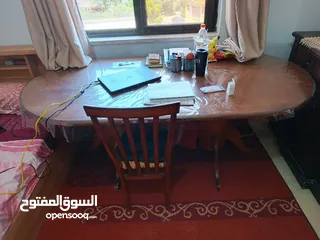  1 طاولة سفرة مع 5 كراسي وخشب ثقيل جدا الطاولة  وتخت ثقيل جدا الخشب  فقط من غير الفرشة وكوميدنا