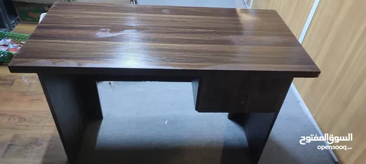  2 طاولة مكتب خشب الآتية الثقيل مع كرسي مكتب ورفوف بلاستيكية نوع الاصيل