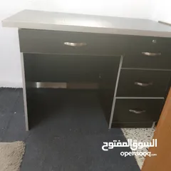 1 مكتب ممتاز جداً للدراسه و للكمبيوتر