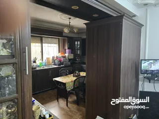  13 شقه مدخل مستقل مرتفعه 7 درجات عن الشارع مساحة الشقه 178 م2 عمر البناء 8 سنوات شماليه غربيه جنوبيه بس