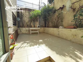  11 شقة صغيرة غير مفروشة مع ساحه للايجار في سطح مرحبا