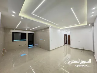  8 شقة بسعر مغري شارع المطار حي النخيل طابق ثالث مع روف دوبلكس  مساحة 225 م وترس خارجي 90 متر