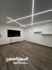  22 شقة فارغة - ام السماق - 3نوم 1ماستر - ارضية - ترسات خارجية - موقع مميز