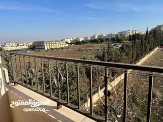  6 شقة مفروشة مساحة 61م للبيع، مقابل البوابة الجنوبية لجامعة اليرموك/اربد