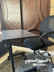  2 كرسي مكتب دوار مع طاولة صغيرة
