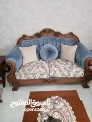  3 طقم كنب زان 7 مقاعد مع طاولة وسط و طاولتين جانبيات شبه جديد