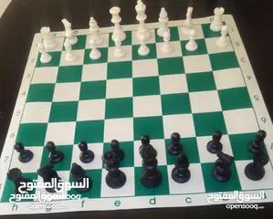  13 رقعة شطرنج جلد رول بطولات. احجار الشطرنج عظم  مع شنته