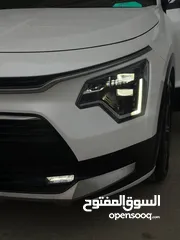  6 كيا نيرو لون ابيض