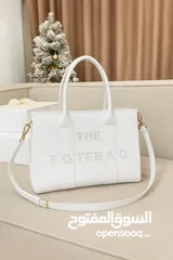 3 الأناقة كلها.. تنحمل على كتفك! شنطة Tote جلد فخم، حجم وسط مثالي للمشاوير مزودة بحزام طويل