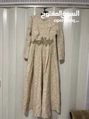 2 فستان سهرة أنيق بتصميم ملكي راقٍ ومطرزات فاخرة - خامة ثقيلة ومقاس L - بحالة ممتازة