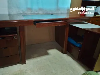  2 مكتب وكرسي وخزانه