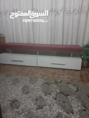  1 مقعد منجد وجرارات  عريضه يستخدم لغرفة النوم عند نهاية السرير بحالة الجديد وممكن يستخدم للانتريهات
