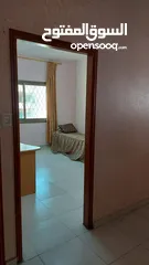  6 شقه مقابل الاكاديميه واسعه. مطله  سكن طالبات  180م2  بسعر مناسب