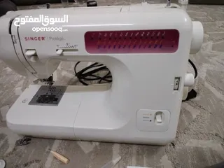  1 مكينة خياطة سنجر فيها عطل الخطاف خربان الي يسحب الخيط