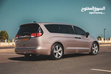  2 Chrysler Pacifica 2018