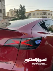  8 تيسلا Y 2022 performance لون خمري مميزة داخلي ابيض الاداء العالي دفع رباعي وبسعر مغري جداً جمرك جديد
