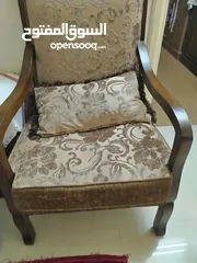  1 طقم كنب  للبيع 7 مقاعد لون بني بحاله  ممتازه 2 مفرد وثلاثيه وثنائيه