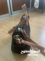  4 شنتة/ شنطة/حقيبة نسائية جديدة لم يتم استخدامها في حالة ممتازة، اسود و بني و معها حبل طويل و قصير.