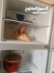  2 ثلاجه نظيفه ما في شيء ما شاء الله عليها
