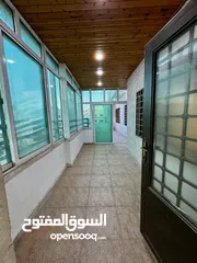  11 شقة طابقية للبيع ( مجددة بالكامل )