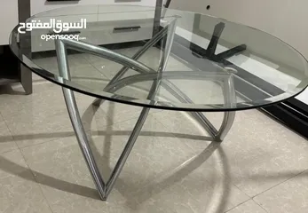  4 طاولة زجاجية دائرية راقيه بتصميم مميز وبحالة ممتازة