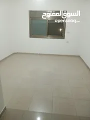  1 شقة في بيتونيا خلف الكلية العصرية اسكان العمارة  مكونه من 3 شقق وحمامين وصالة وصالون وبرندة