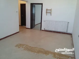  6 بيت 3 طوابق دوبلكس للبيع