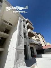 12 شقة ثالث مع روف باطلاله رائعة في اجمل مناطق ضاحية الرشيد
