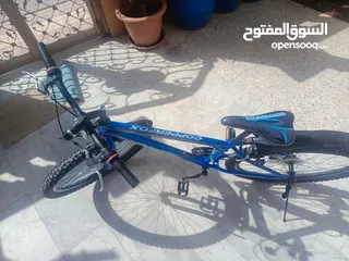  4 جنط مقاس 27.5 لونه ازرق مافي شي فيه خربان اله معي  3اشهر