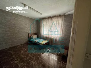  8 شقة طابق اول مساحة الشقة 210 متر مربع خلف السفاره السعودية
